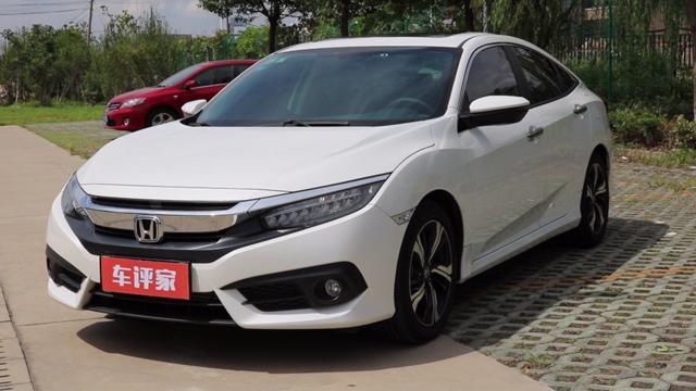 陈震试驾十代思域,本田十代思域下雨天试驾