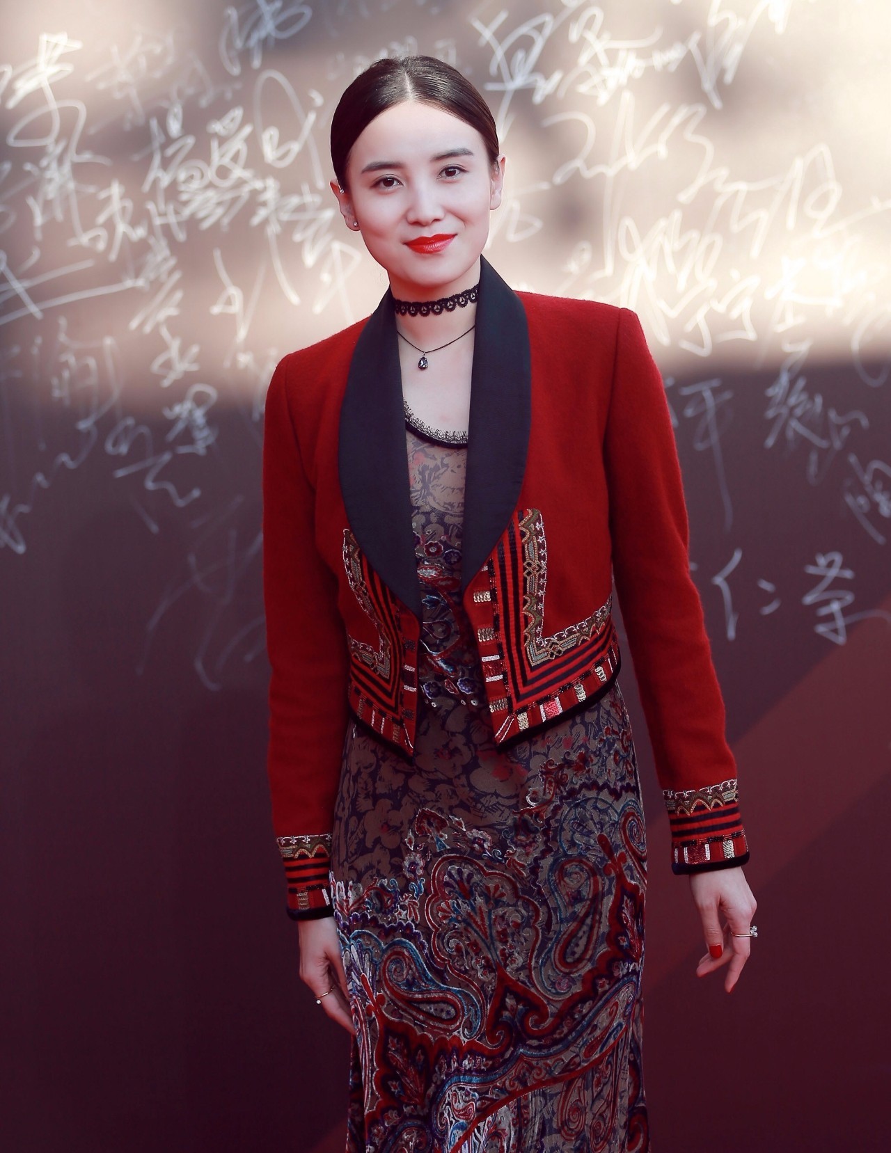 小宋佳的衣品太好了,剪完头发丑哭了