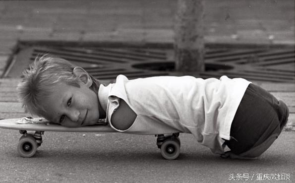 他没手没脚，却可以玩骑马、打鼓、游泳、足球，有两个大学学位。