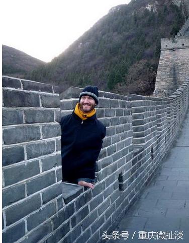 他没手没脚，却可以玩骑马、打鼓、游泳、足球，有两个大学学位。