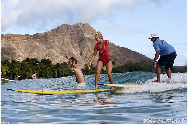 他没手没脚，却可以玩骑马、打鼓、游泳、足球，有两个大学学位。