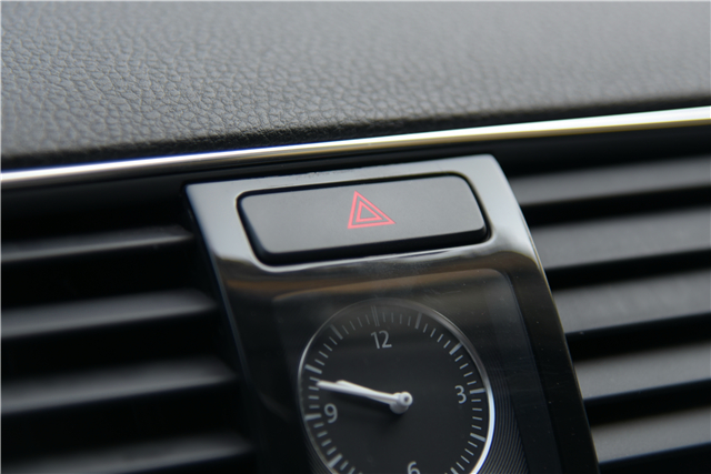 拒绝大宝剑不做无知小白仪表盘上亮起了红灯你还敢开车吗?