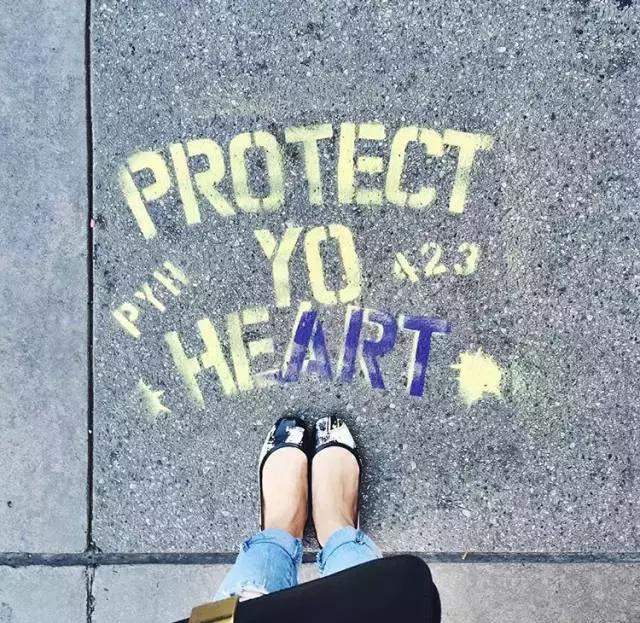 她颜值普通，又矮又穷，但奢侈大牌抢着送她包！