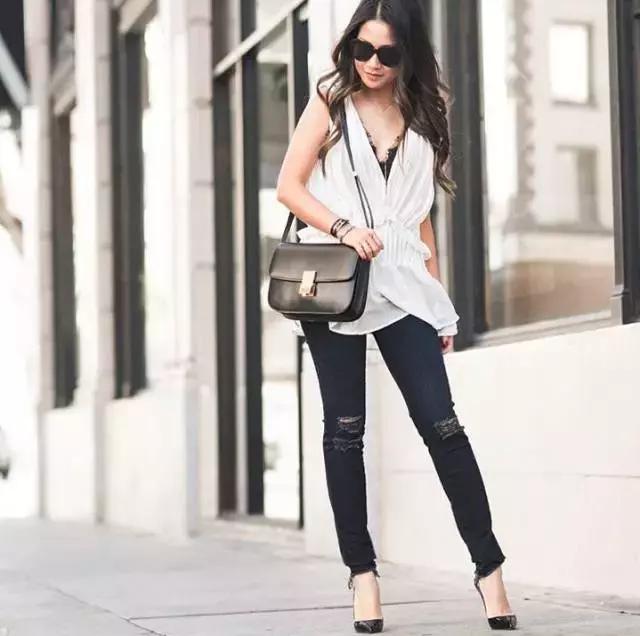 她颜值普通，又矮又穷，但奢侈大牌抢着送她包！