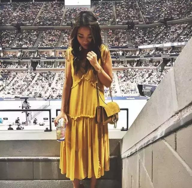 她颜值普通，又矮又穷，但奢侈大牌抢着送她包！