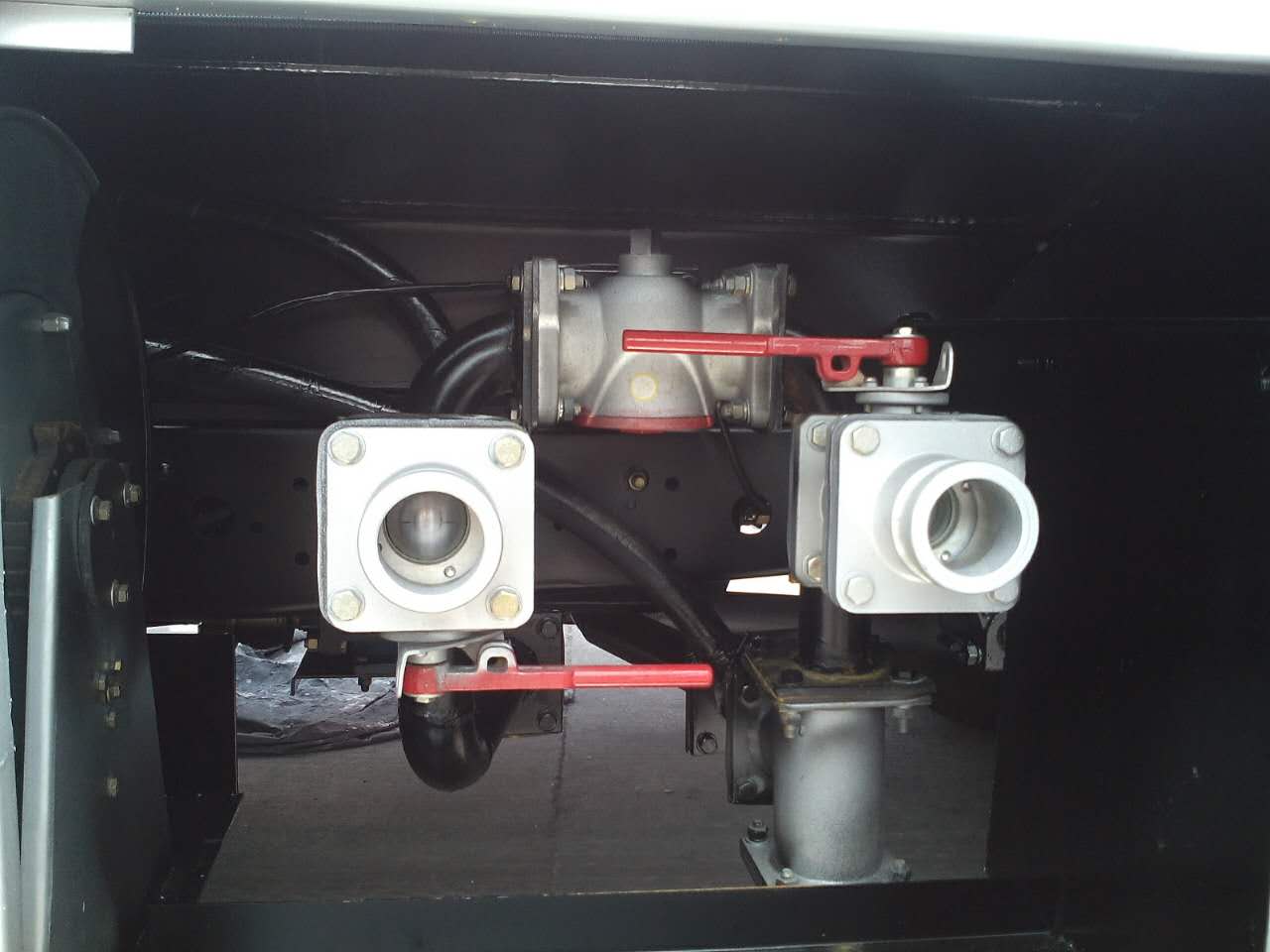 推荐怎样正确的选购油罐车,教你挑选小型油罐车价目表