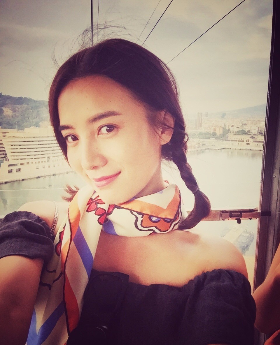 小宋佳的衣品太好了,剪完头发丑哭了