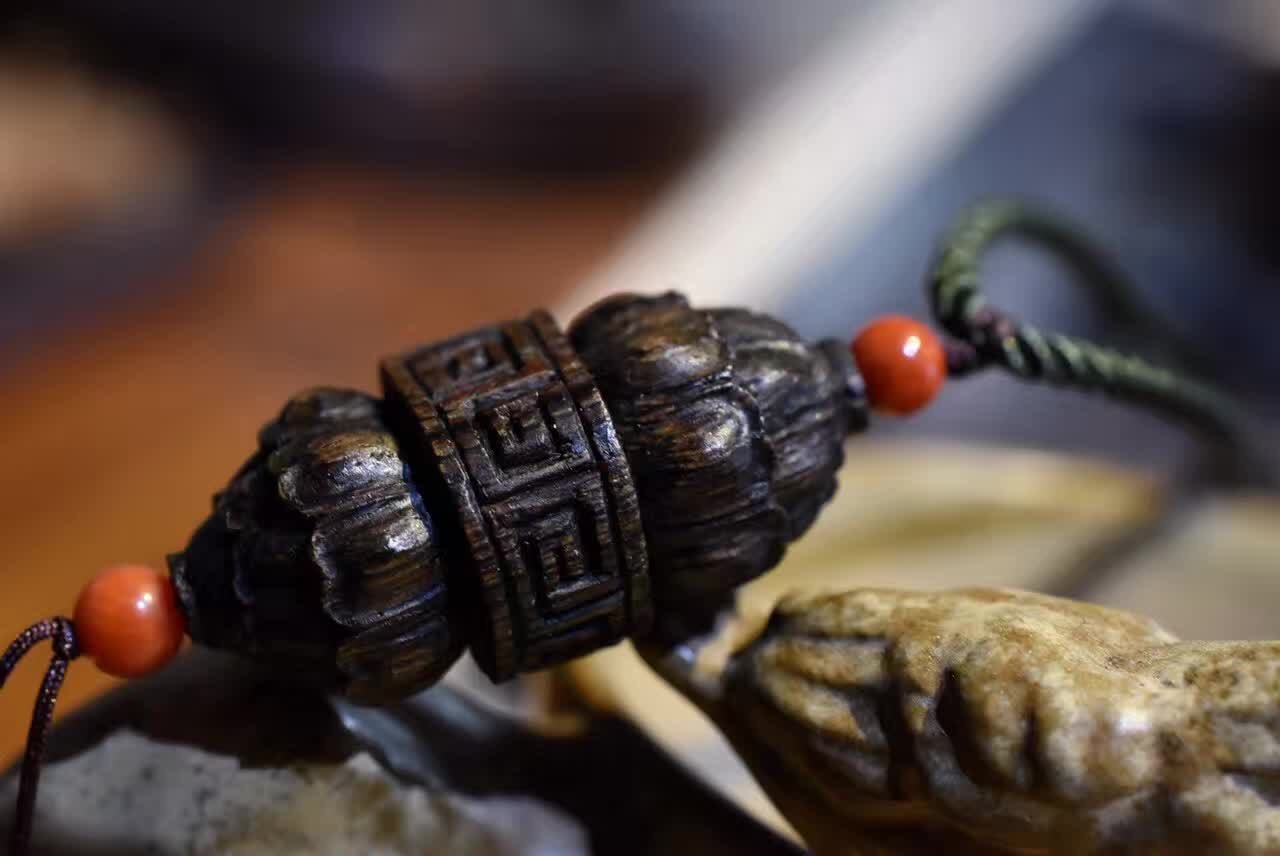 富二代为淘美女欢心,花80买一克奇楠沉香,美女看到当场说分手