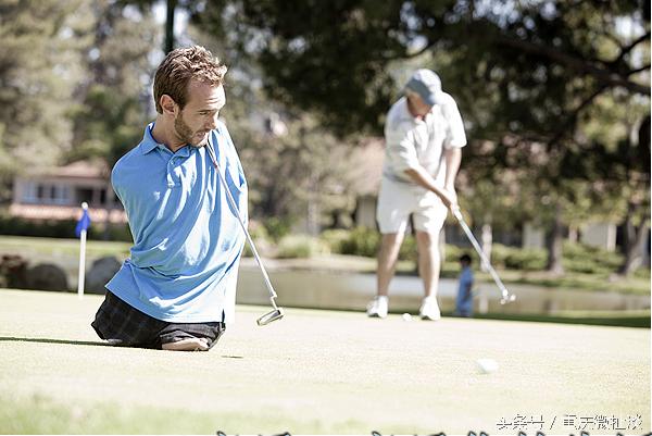 他没手没脚，却可以玩骑马、打鼓、游泳、足球，有两个大学学位。