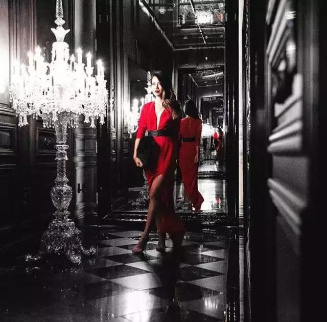 她颜值普通，又矮又穷，但奢侈大牌抢着送她包！