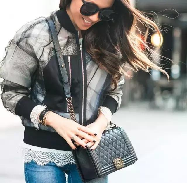 她颜值普通，又矮又穷，但奢侈大牌抢着送她包！