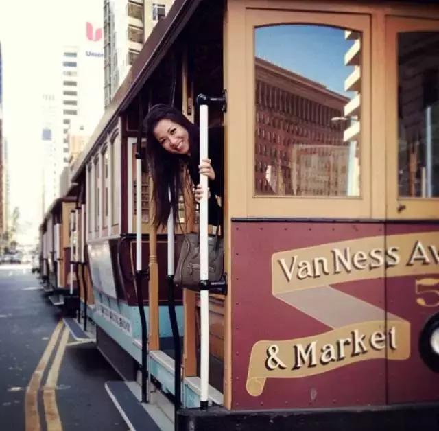 她颜值普通，又矮又穷，但奢侈大牌抢着送她包！