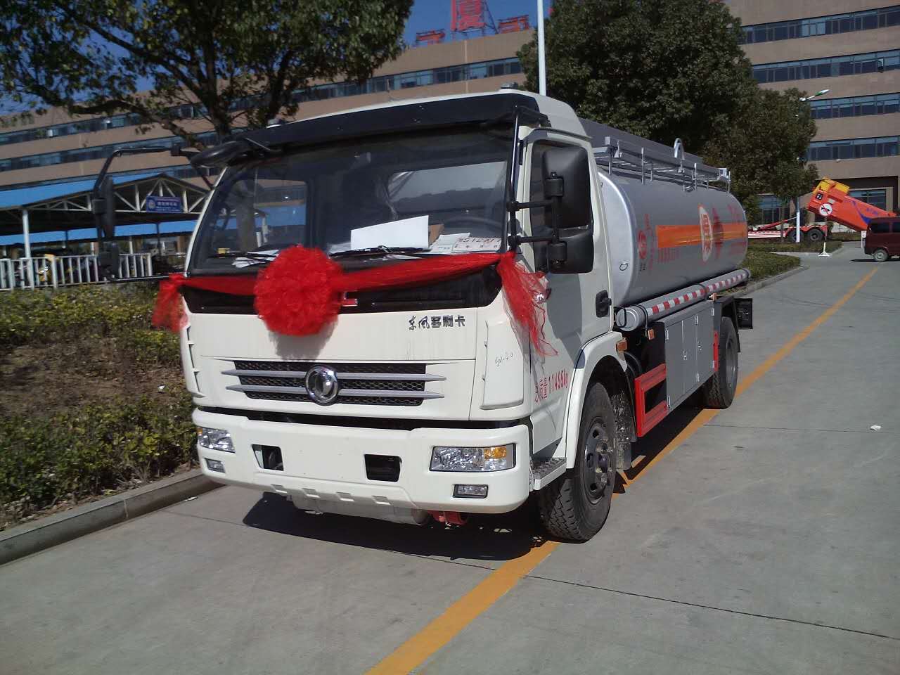 推荐怎样正确的选购油罐车,教你挑选小型油罐车价目表