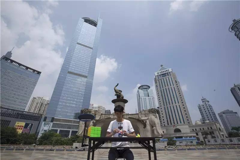 00后“最强大脑”，10秒征服世界上最难的玩具｜喜号