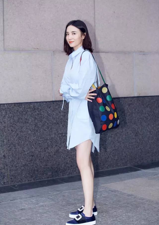 小宋佳的衣品太好了,剪完头发丑哭了