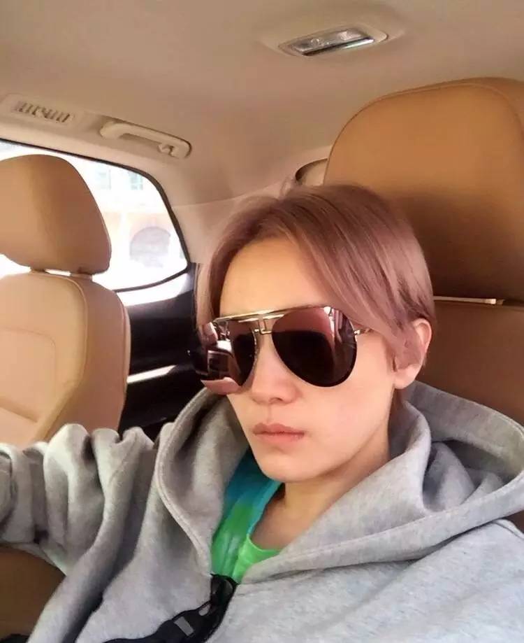 小宋佳的衣品太好了,剪完头发丑哭了