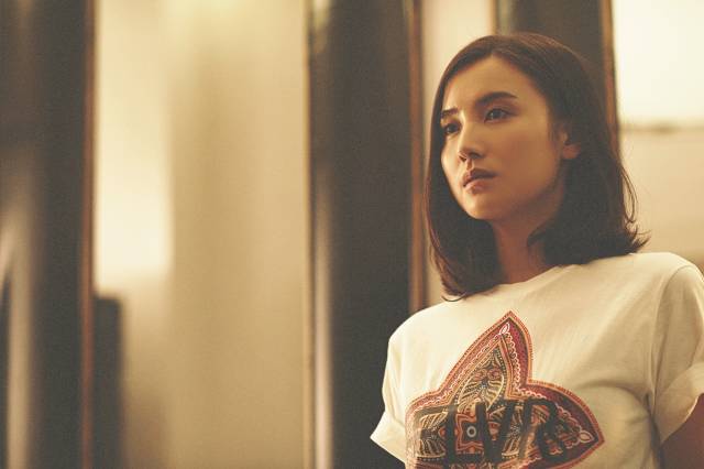 小宋佳的衣品太好了,剪完头发丑哭了