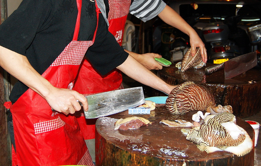 红螺也叫椰子涡螺，潮州旧志称其“壳红肉劲”，很考较厨师的工夫