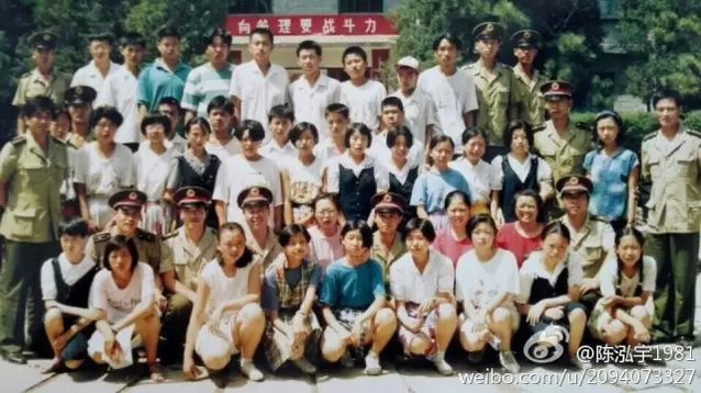 李易峰看赵丽颖的眼神假装不熟,看到李易峰和赵丽颖就精神抖擞