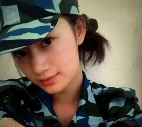 李易峰看赵丽颖的眼神假装不熟,看到李易峰和赵丽颖就精神抖擞