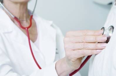 脑供血不足与心脏有关系吗,心脏供血不足左肩膀累有什么办法