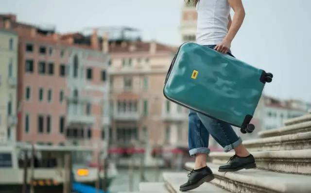 机场look红色行李箱,机场好看的行李箱颜色