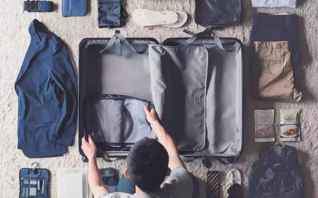 机场look红色行李箱,机场好看的行李箱颜色