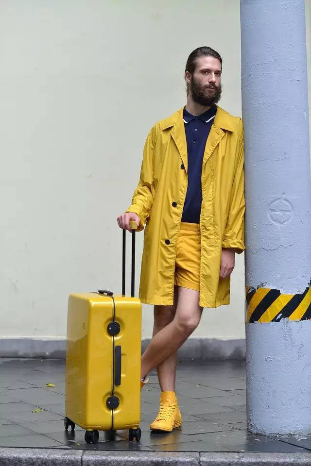 机场look红色行李箱,机场好看的行李箱颜色