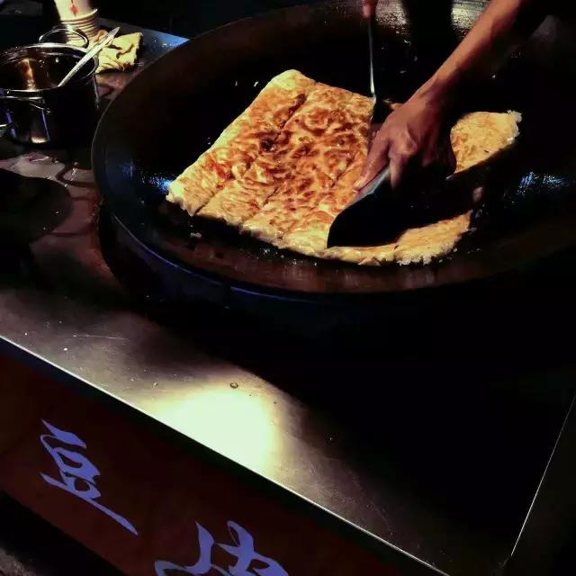 不忍直视！这群人又开始在汴河街蹭吃蹭喝了！