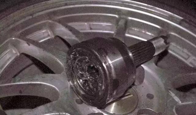 汽车过颠簸路面方向机咯噔异响,汽车底盘有异响声音是怎么回事