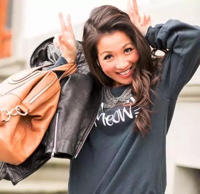 她颜值普通，又矮又穷，但奢侈大牌抢着送她包！