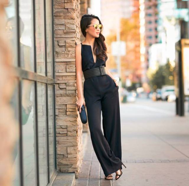 她颜值普通，又矮又穷，但奢侈大牌抢着送她包！