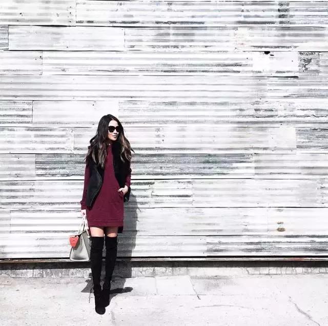 她颜值普通，又矮又穷，但奢侈大牌抢着送她包！