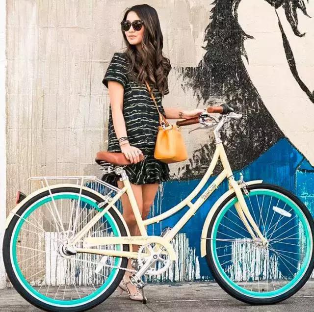 她颜值普通，又矮又穷，但奢侈大牌抢着送她包！