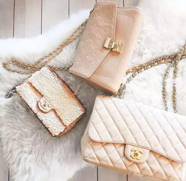 她颜值普通，又矮又穷，但奢侈大牌抢着送她包！