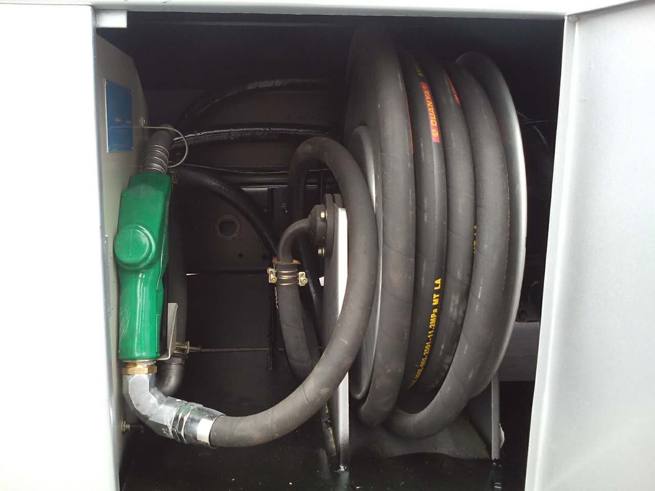 推荐怎样正确的选购油罐车,教你挑选小型油罐车价目表