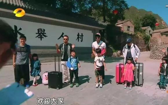 机场look红色行李箱,机场好看的行李箱颜色