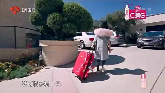 机场look红色行李箱,机场好看的行李箱颜色