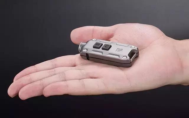 钥匙上挂防水小手电筒,可挂在钥匙扣上的强光灯