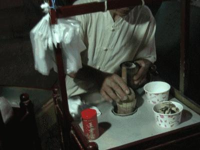 不忍直视！这群人又开始在汴河街蹭吃蹭喝了！