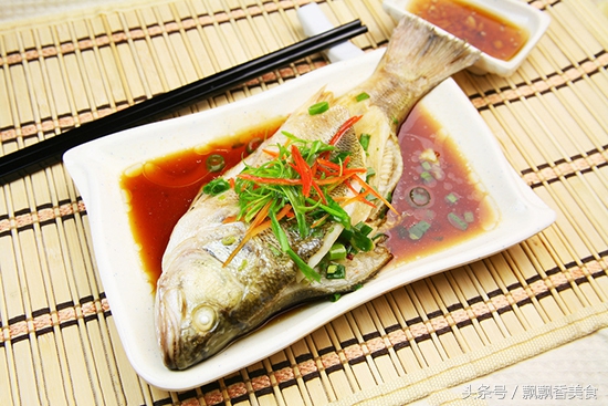 这样做的清蒸鱼肉质鲜嫩入口爽滑,色香味俱全的家常美味清蒸鱼