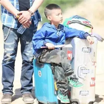 机场look红色行李箱,机场好看的行李箱颜色