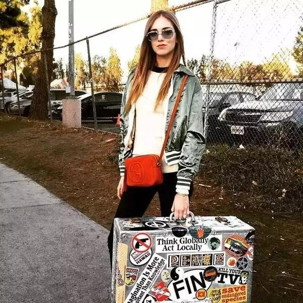 机场look红色行李箱,机场好看的行李箱颜色