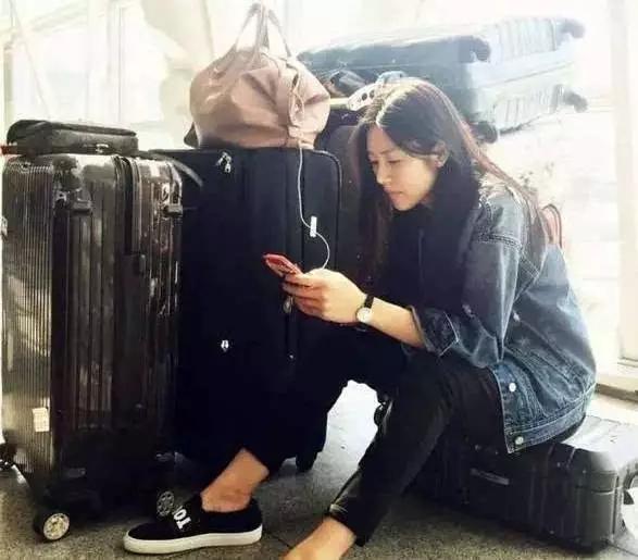 机场look红色行李箱,机场好看的行李箱颜色