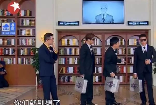 机场look红色行李箱,机场好看的行李箱颜色