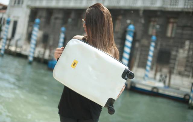 机场look红色行李箱,机场好看的行李箱颜色