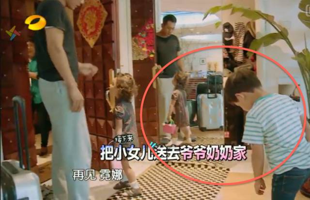 机场look红色行李箱,机场好看的行李箱颜色