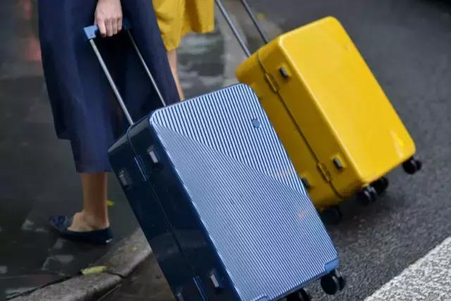 机场look红色行李箱,机场好看的行李箱颜色