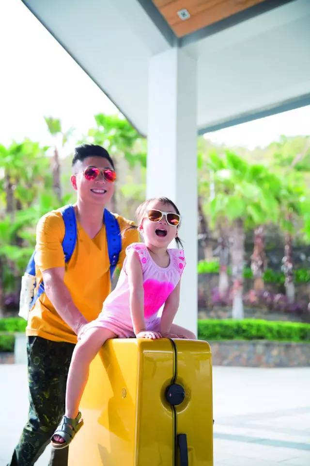 机场look红色行李箱,机场好看的行李箱颜色