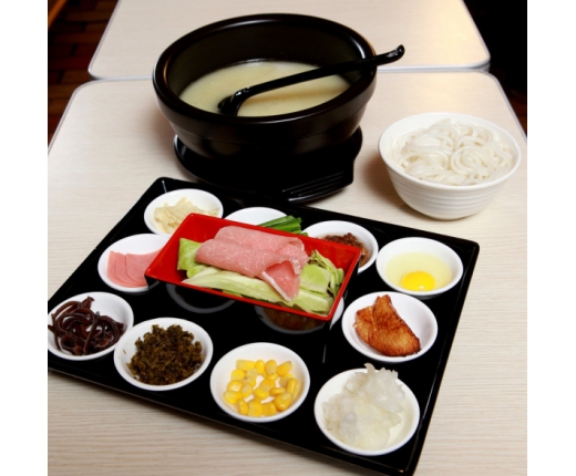 经营米线店50多年的阿姨拿出了压箱底的过桥米线做法及汤料配方